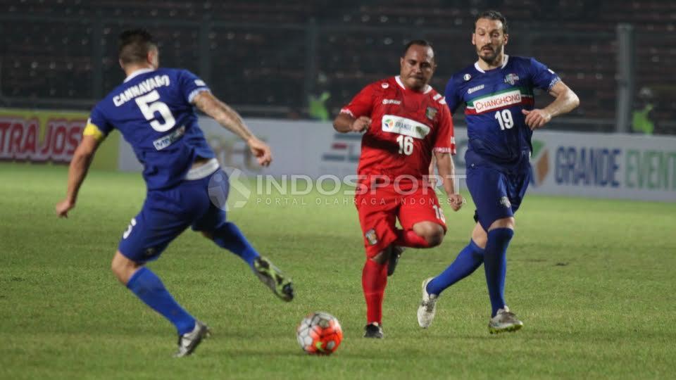 Pemain Primaverra Baretti, Imran Nahumaruri (tengah) dijaga ketat Gianluca Zambrotta dan Fabio Canavaro.